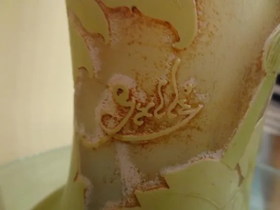 Verre ancien avec signature Galé dans un environnement éclairé