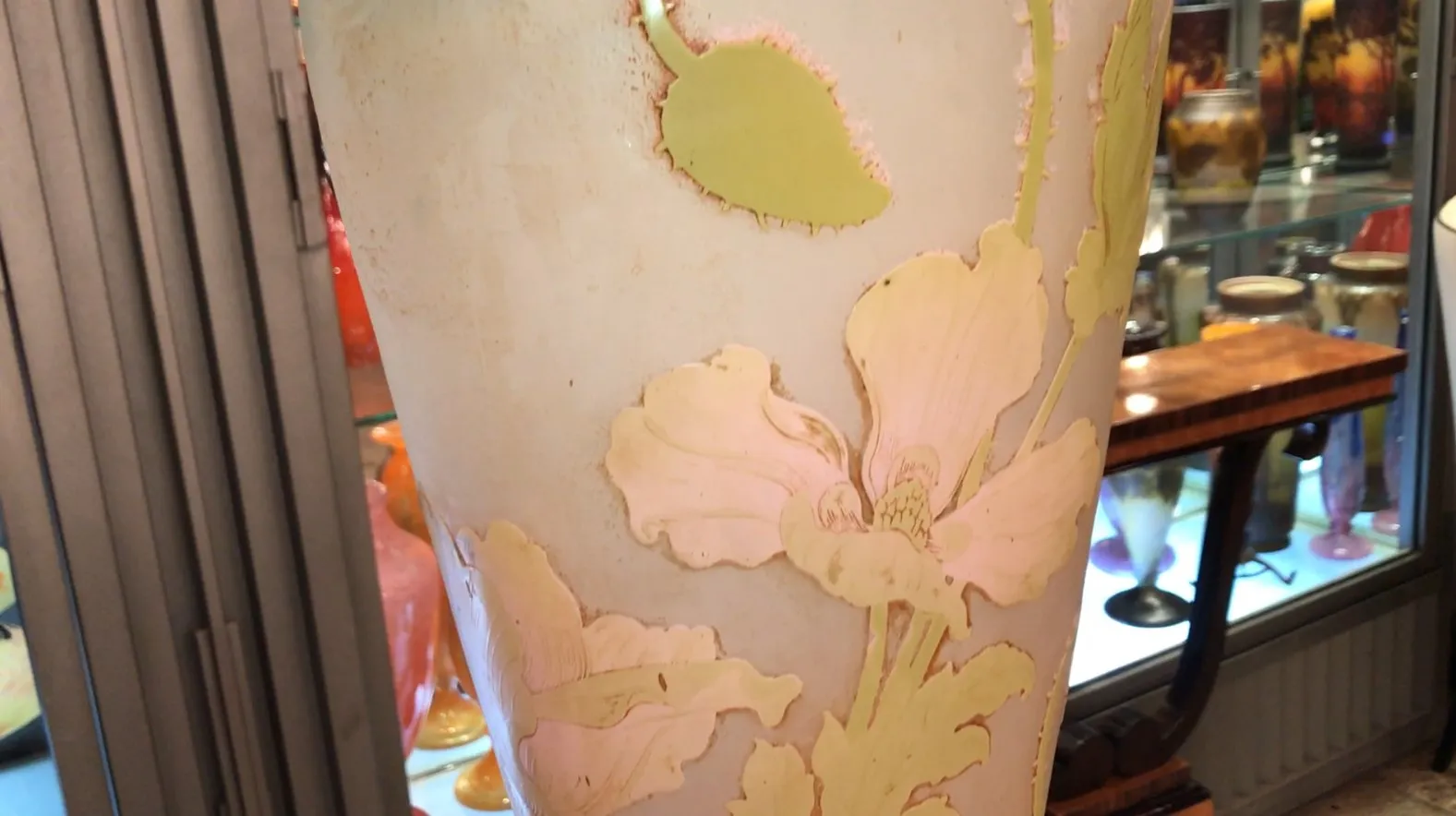 서명된 유리잔 Gallé의 꽃 장식이 밝은 배경에 있습니다.