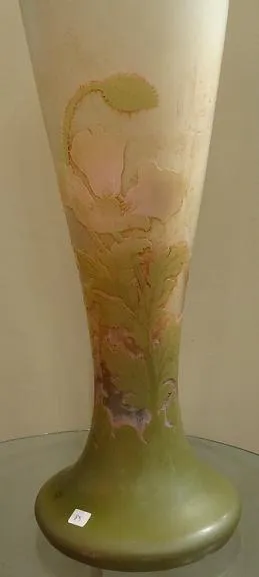 古董签名玻璃花瓶Gallé，具有精致的花叶设计，顶部颜色较浅，底部为绿色。