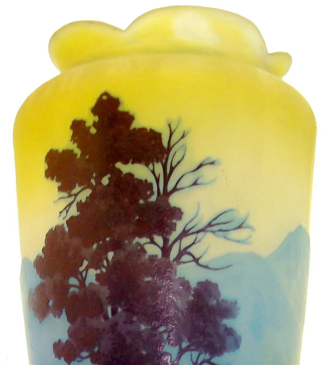 고대 Gallé 유리잔, 나무와 산 디자인.