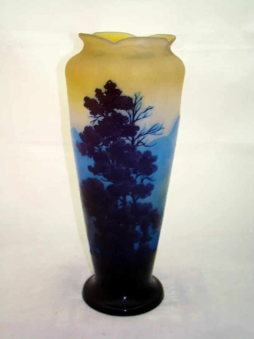 antike Vase mit gallé-Unterschrift, blaues und schwarzes Design auf gelbem Hintergrund