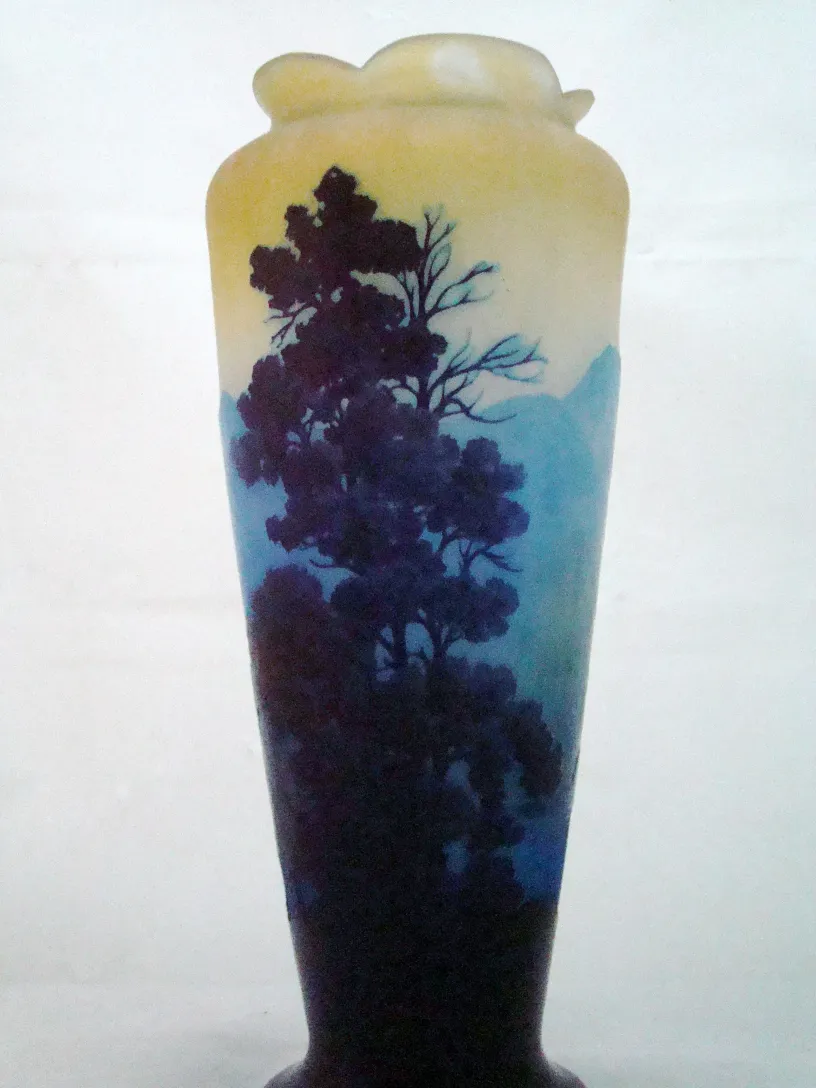 Ancien verre signé Gallé avec un design bleu et vert