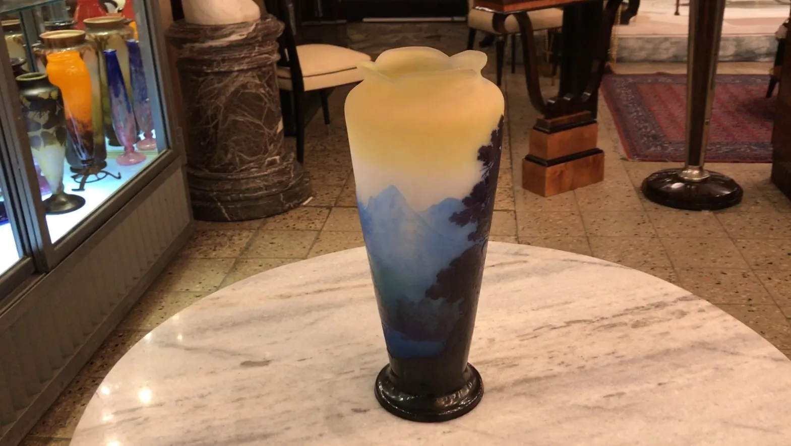 Alter vase mit dekorativem blauem und gelbem Landschaftsmuster