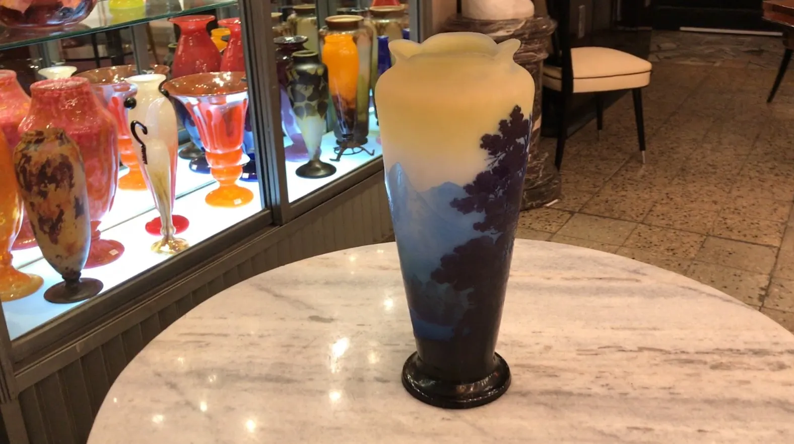 Vaso decorativo in vetro firmato Gallé con forma stilizzata e finitura a gradiente.