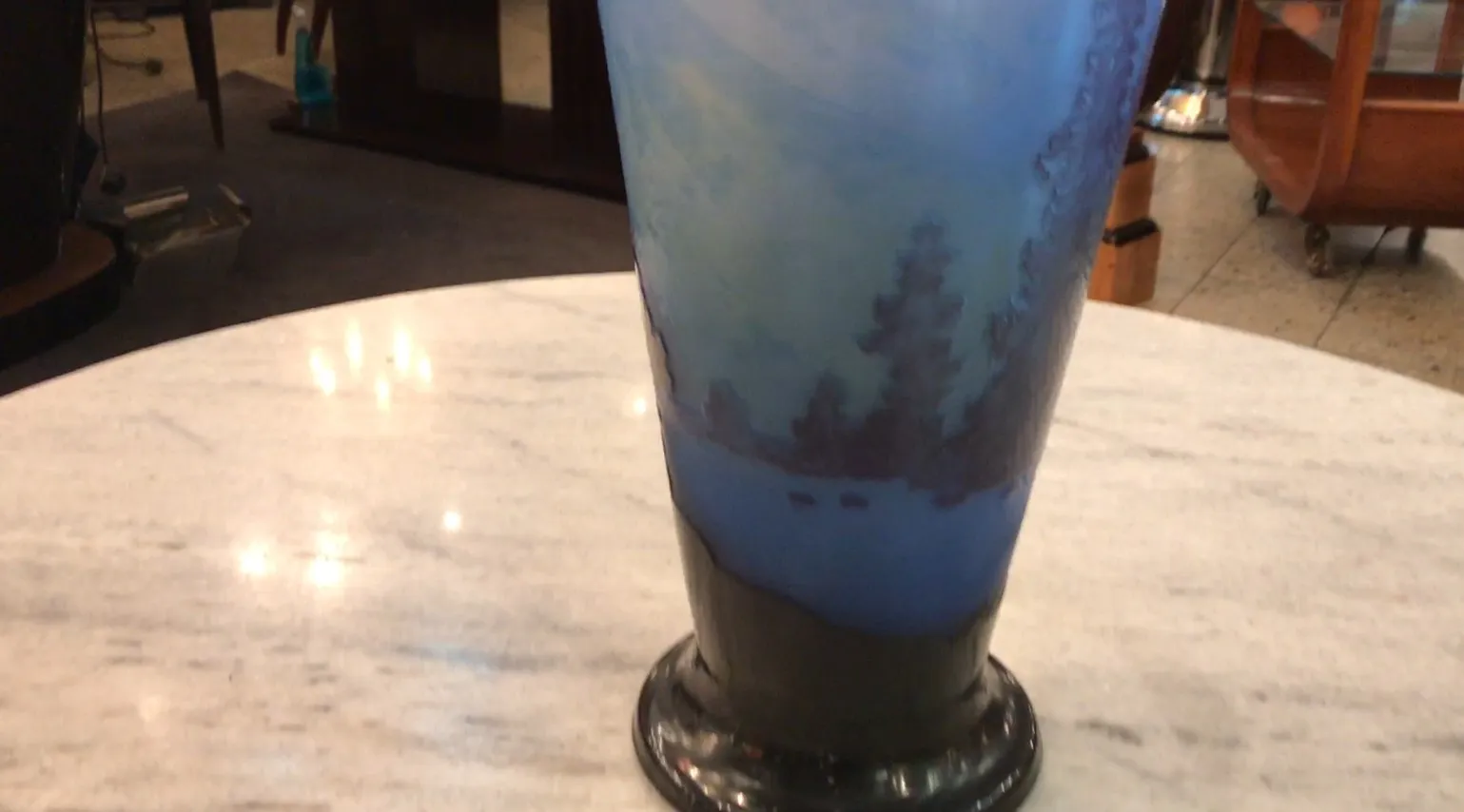 Verre signé Gallé avec dessin de paysage en tons bleus