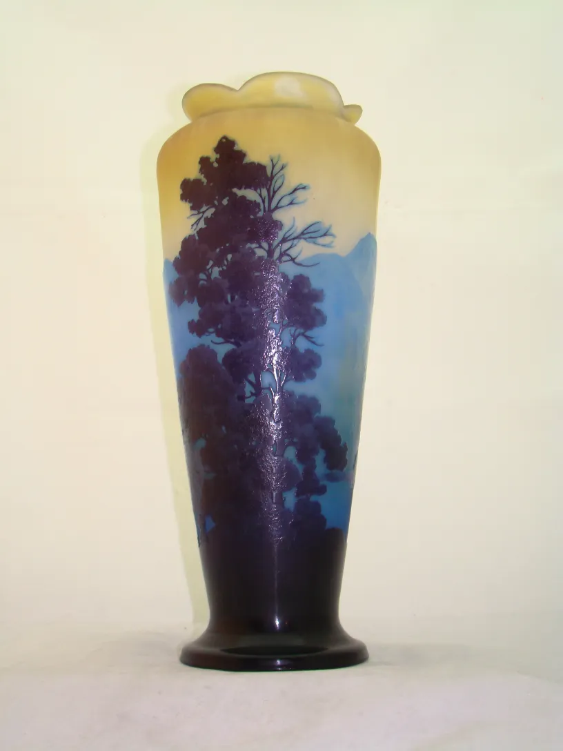 Beau verre signé Gallé avec motifs de paysage.
