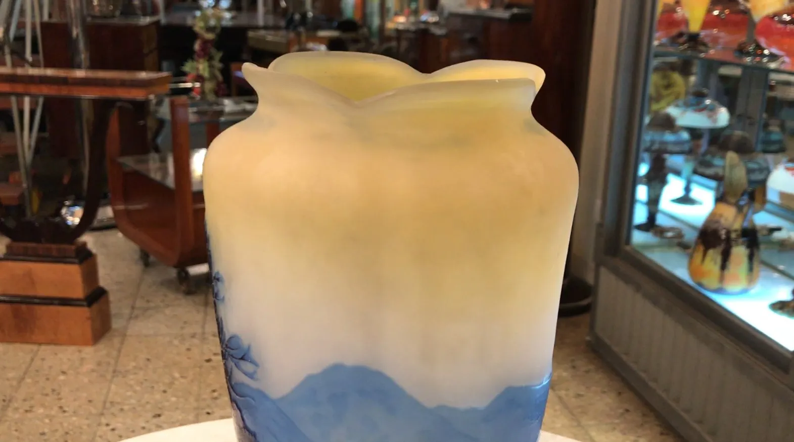 Vase antique gallé en verre avec motif bleu et jaune