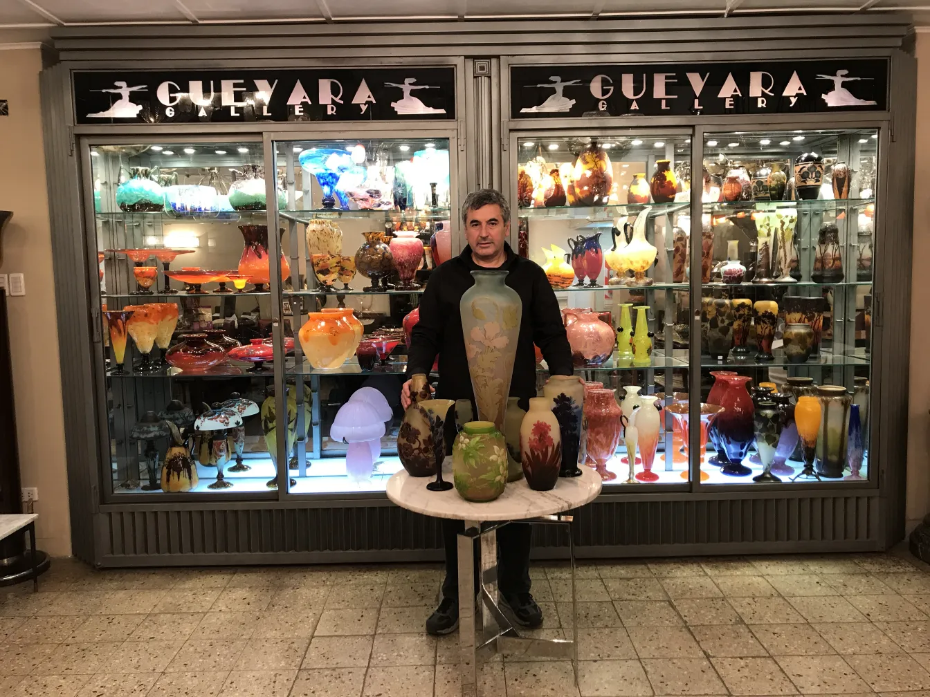 Vidro assinado Gallé em uma galeria, decorativo e antigo