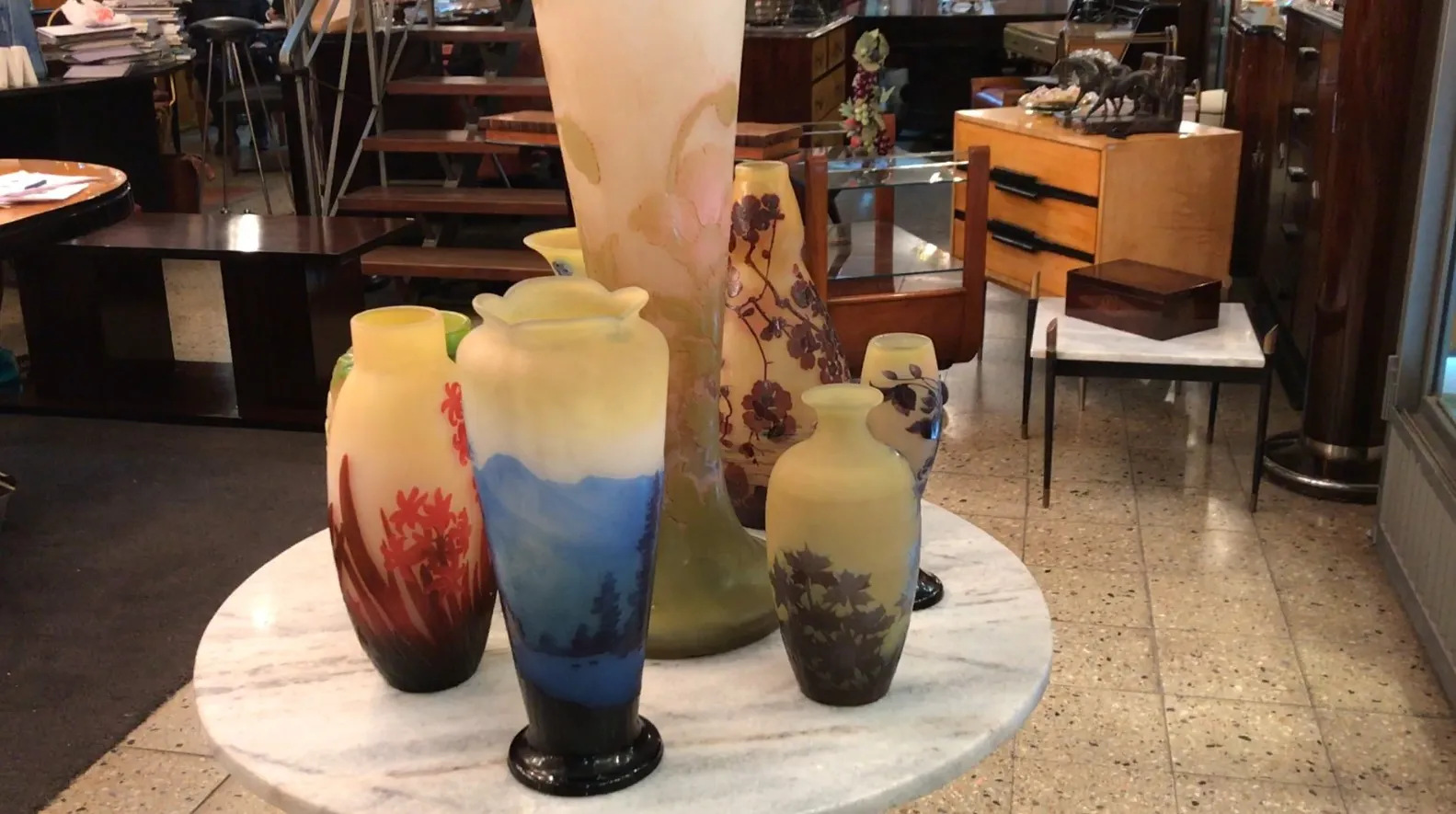 Vasos decorativos de vidrio firmado Gallé en un ambiente antiguo.