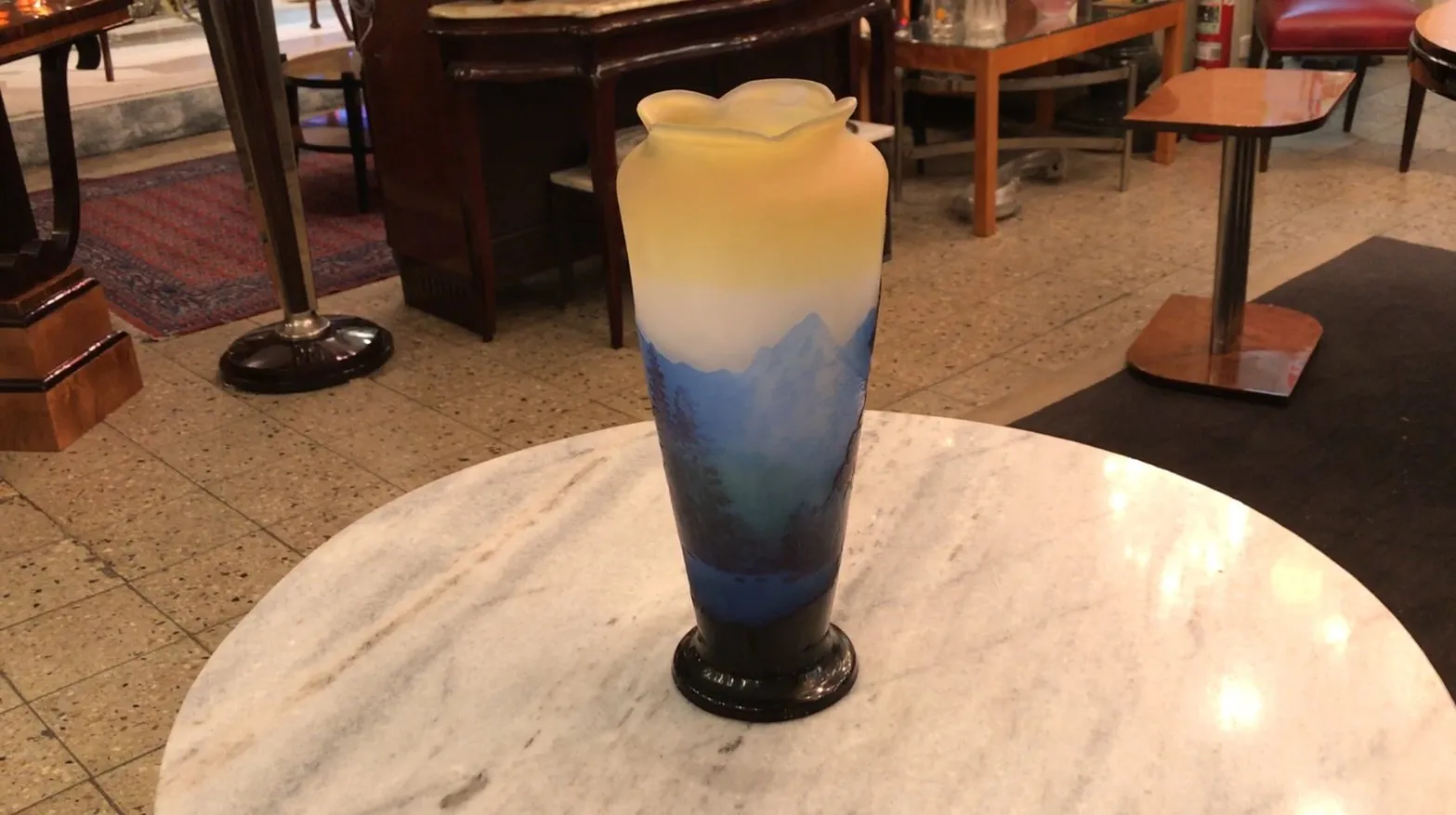 altes signiertes Glas gallé mit künstlerischen Merkmalen, dekoriert in Blau- und Gelbtönen, auf einem Marmortisch