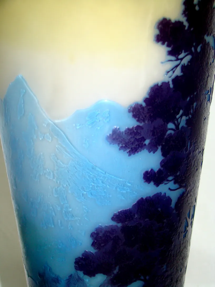 Antikes signiertes Glas Gallé mit blauen und lila Landschaften