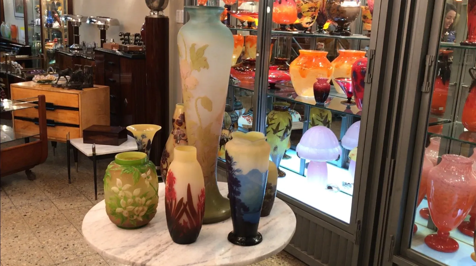 アンティークコレクション、さまざまな装飾的花瓶が展示されており、サイン入りのグラス gallé を含む