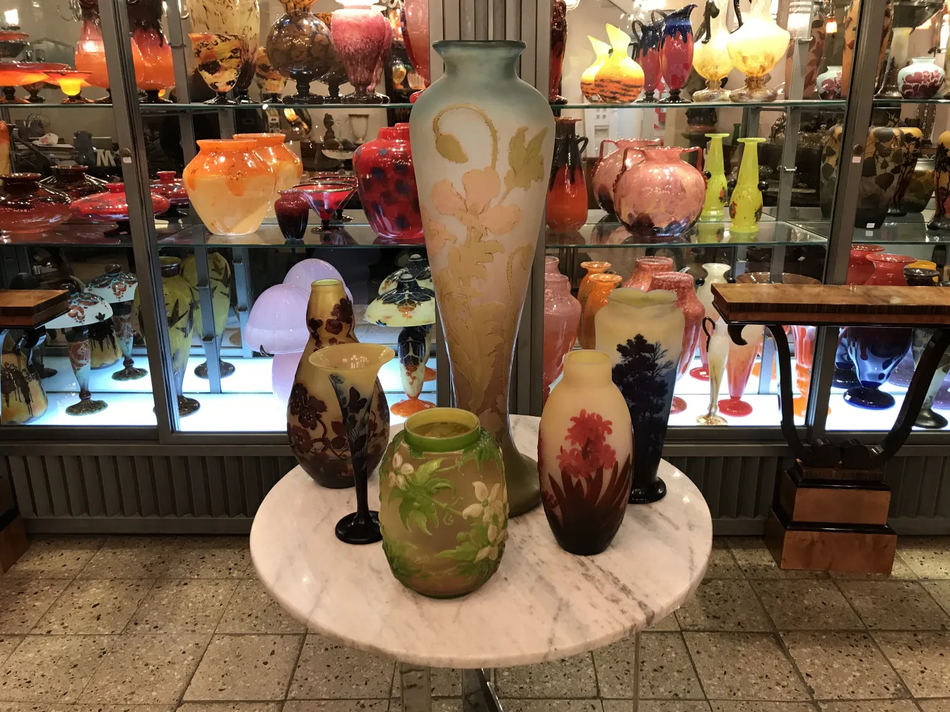 Vasi antiquariato in vetro firmato Gallé esposti in teche