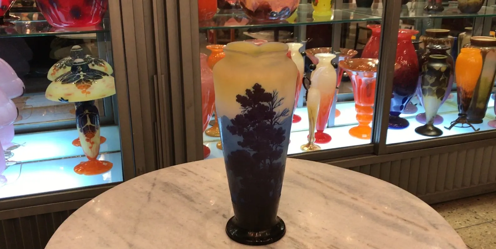 प्राचीन ग्लास पर हस्ताक्षरित gallé के साथ प्राकृतिक डिजाइन