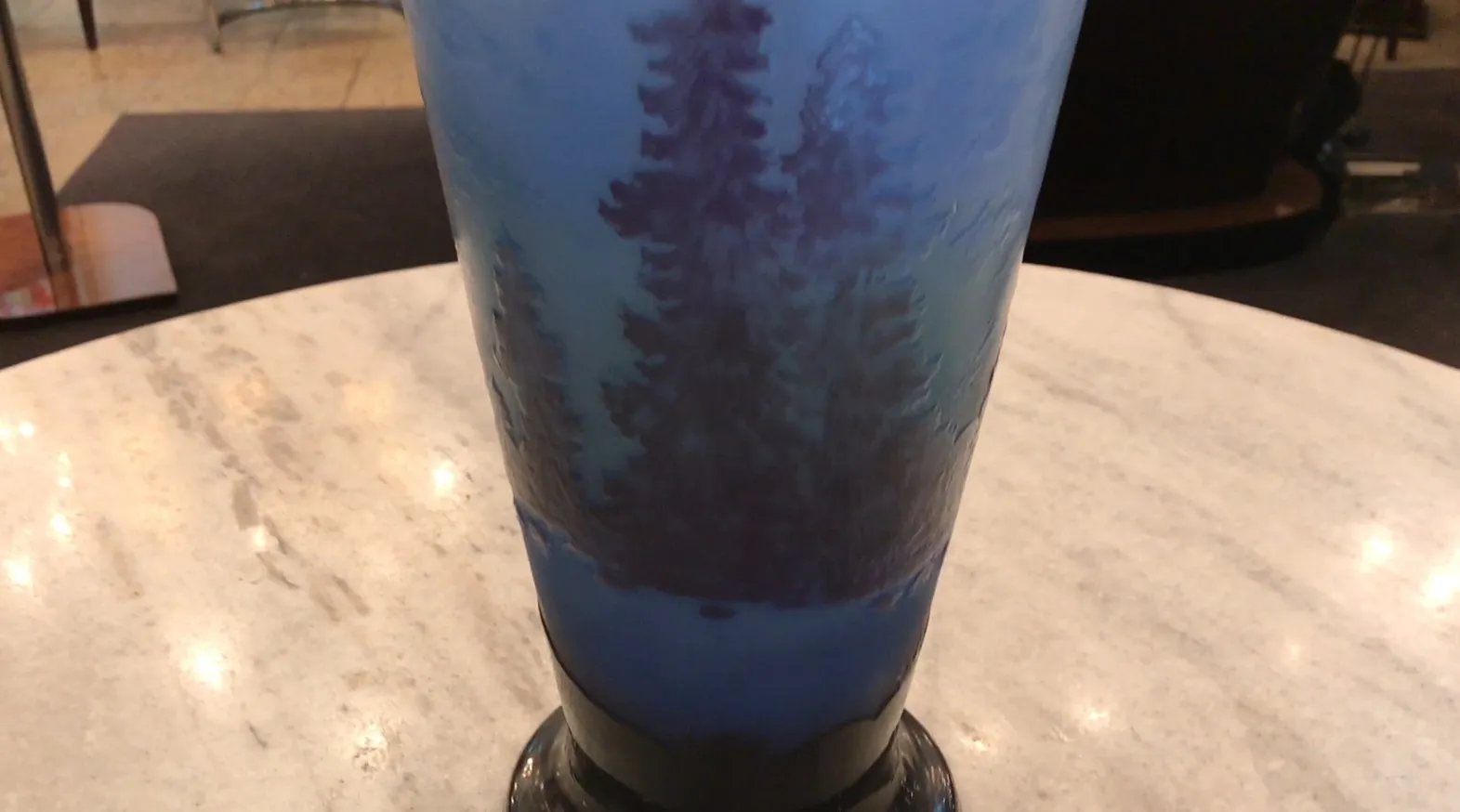 glas mit baummotiven in blauen tönen