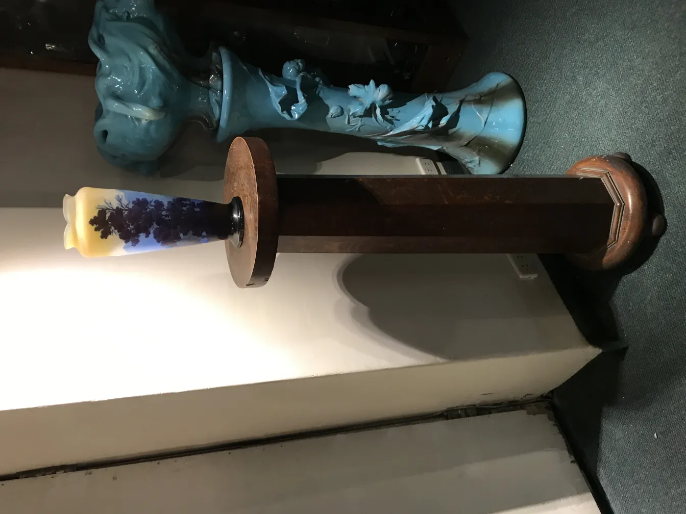 Signiertes Glas Gallé auf einem Sockel mit dekorativen Details