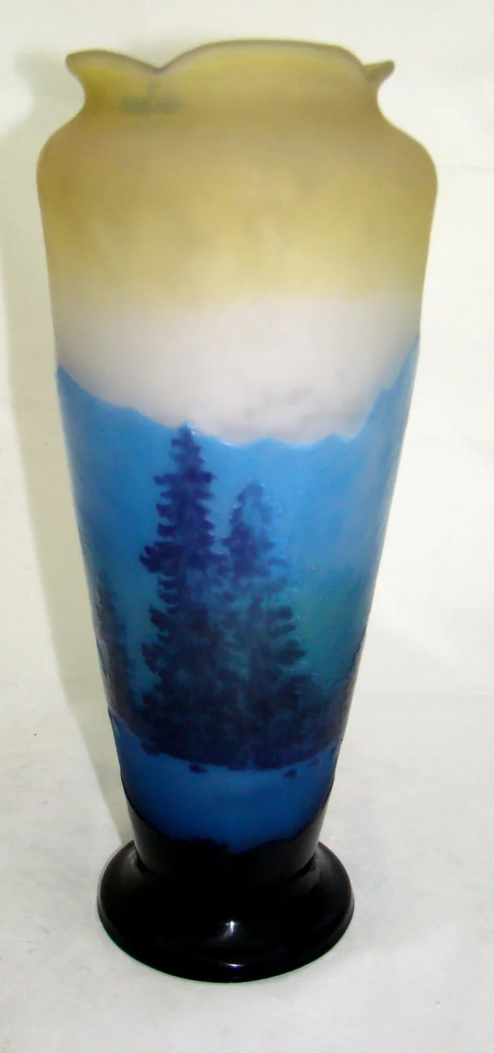 vidrio antiguo firmado Gallé con paisaje azul y nuboso