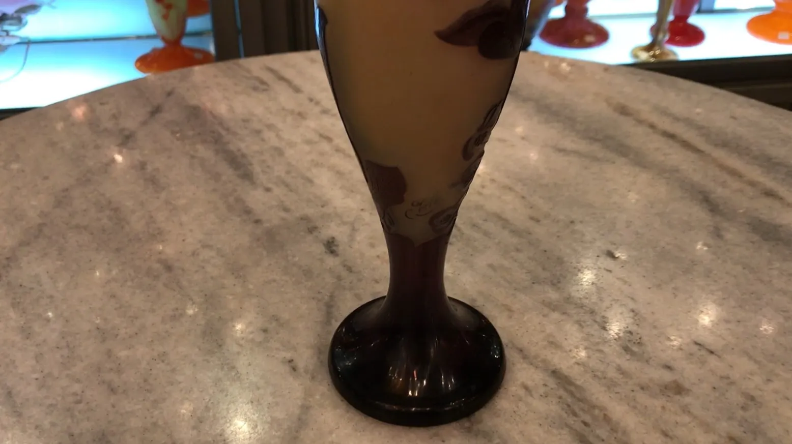 앤틱 서명된 유리잔 갤리, 어두운 밑바닥과 밝은 색상