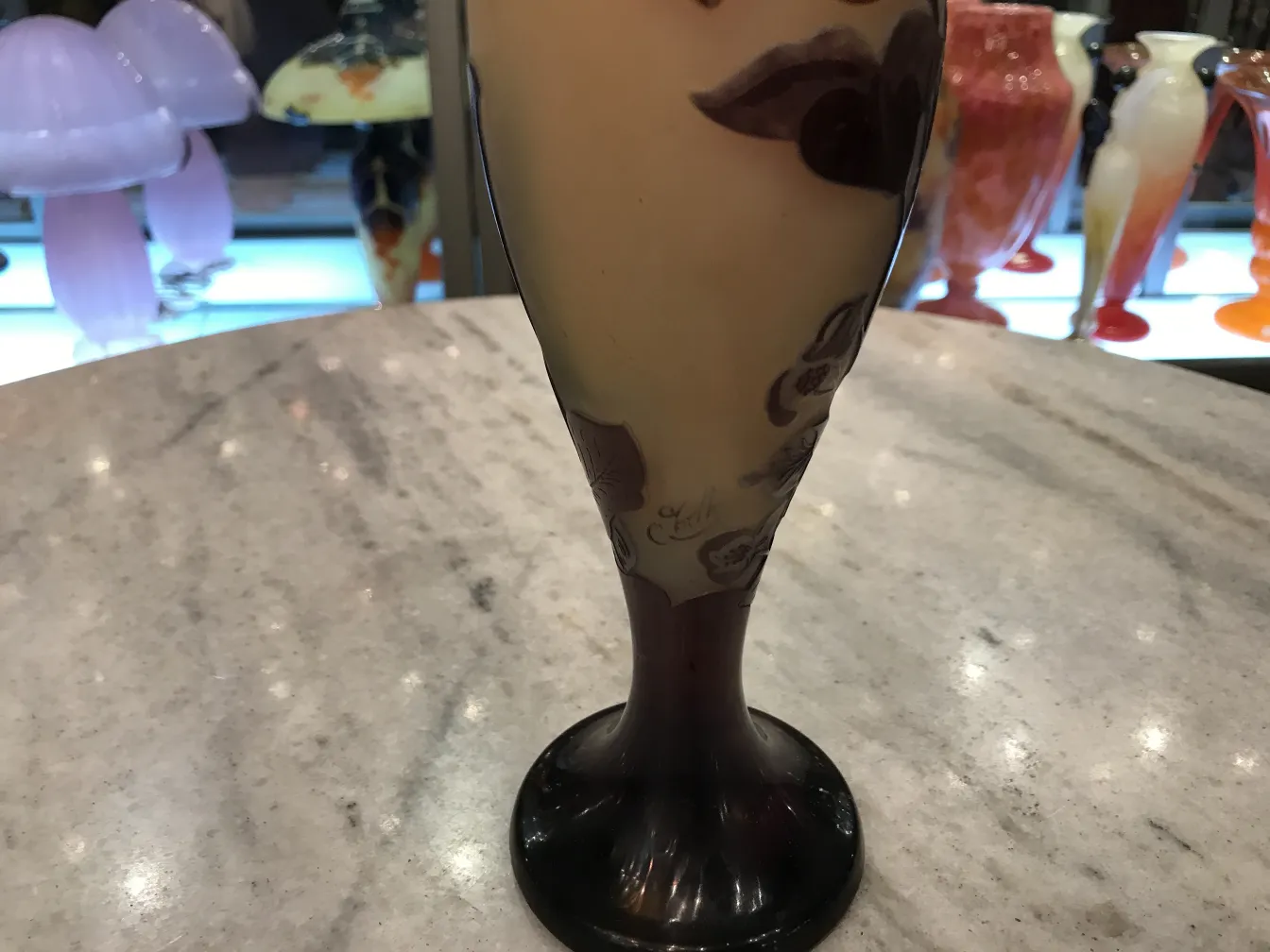 Signiertes Glas Gallé mit dekorativem Design und Fuß