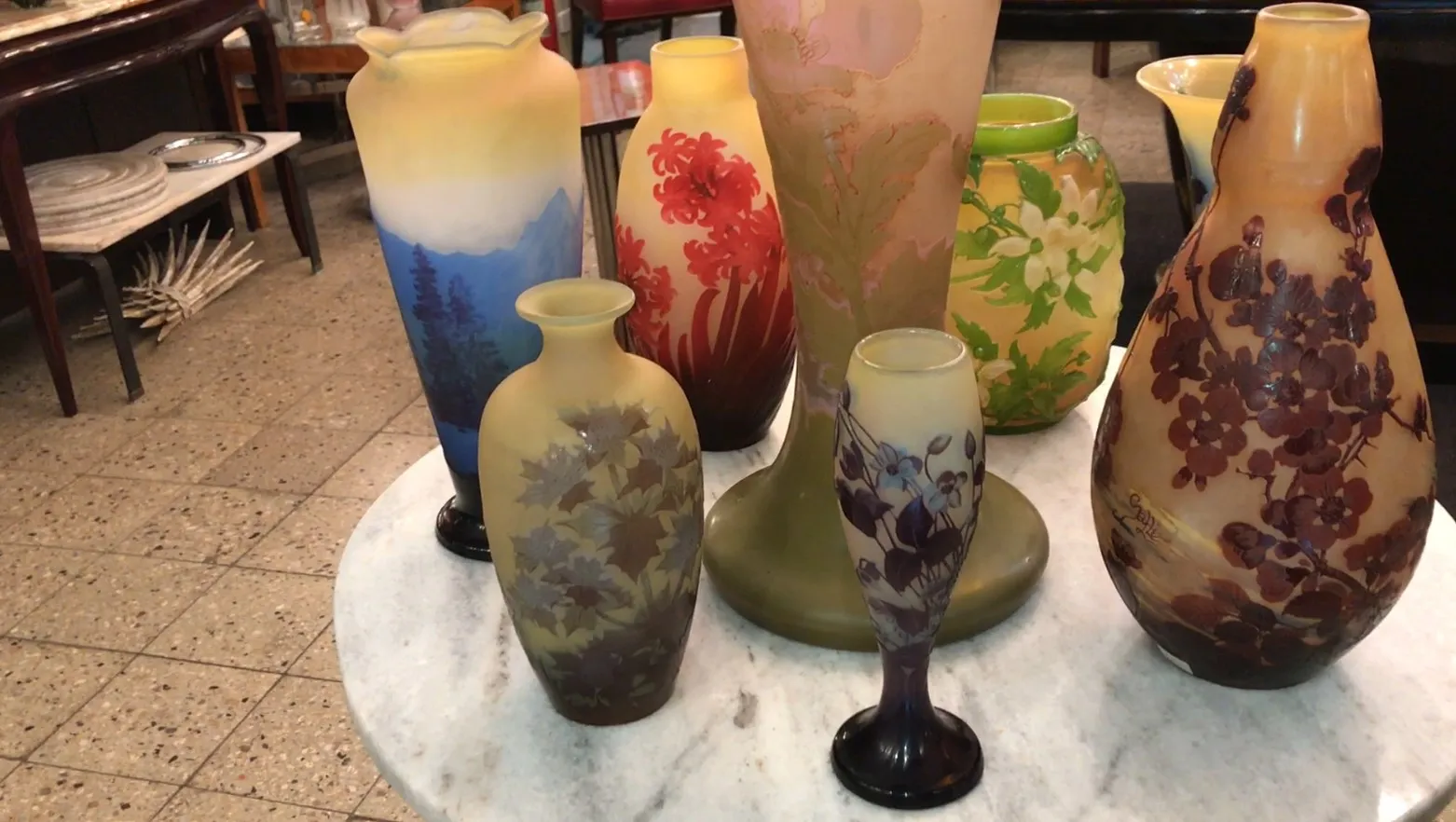 Collection d'antiquités avec du verre signé Gallé dans diverses couleurs