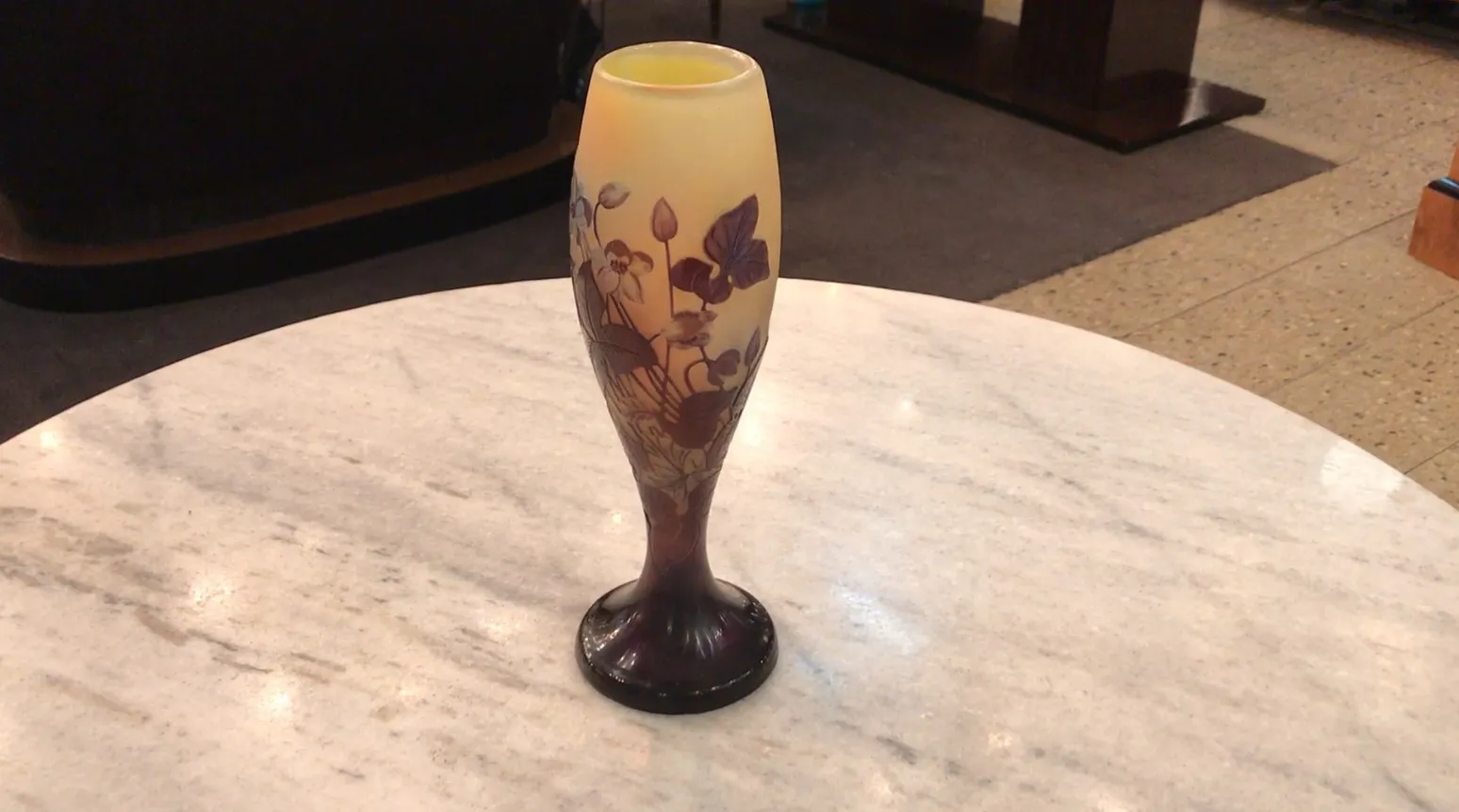 Verre signé Gallé avec des motifs floraux, une antiquité unique.