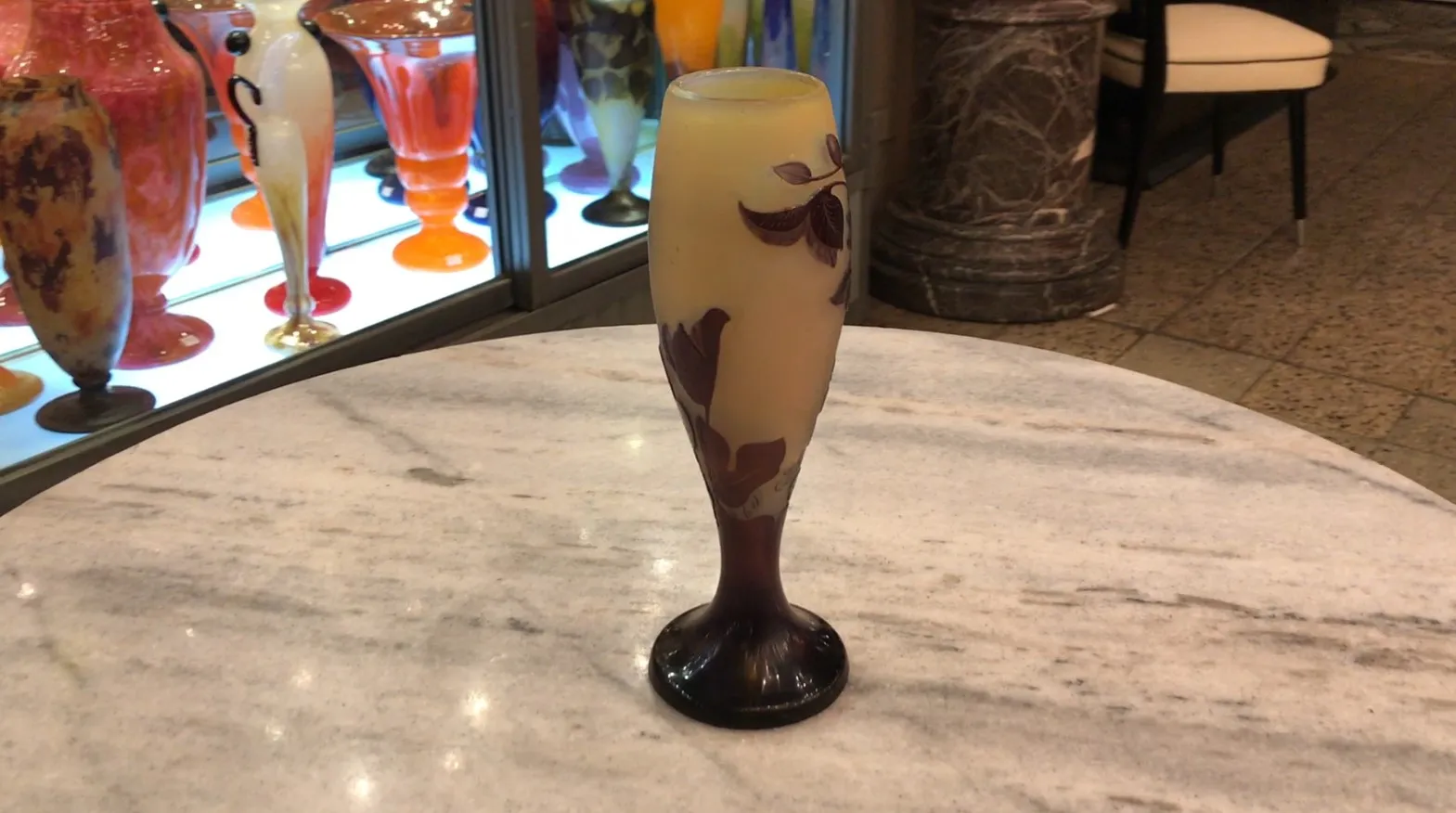 Signiertes Glas Gallé mit Blattmustern. In einer Antiquitätenumgebung.