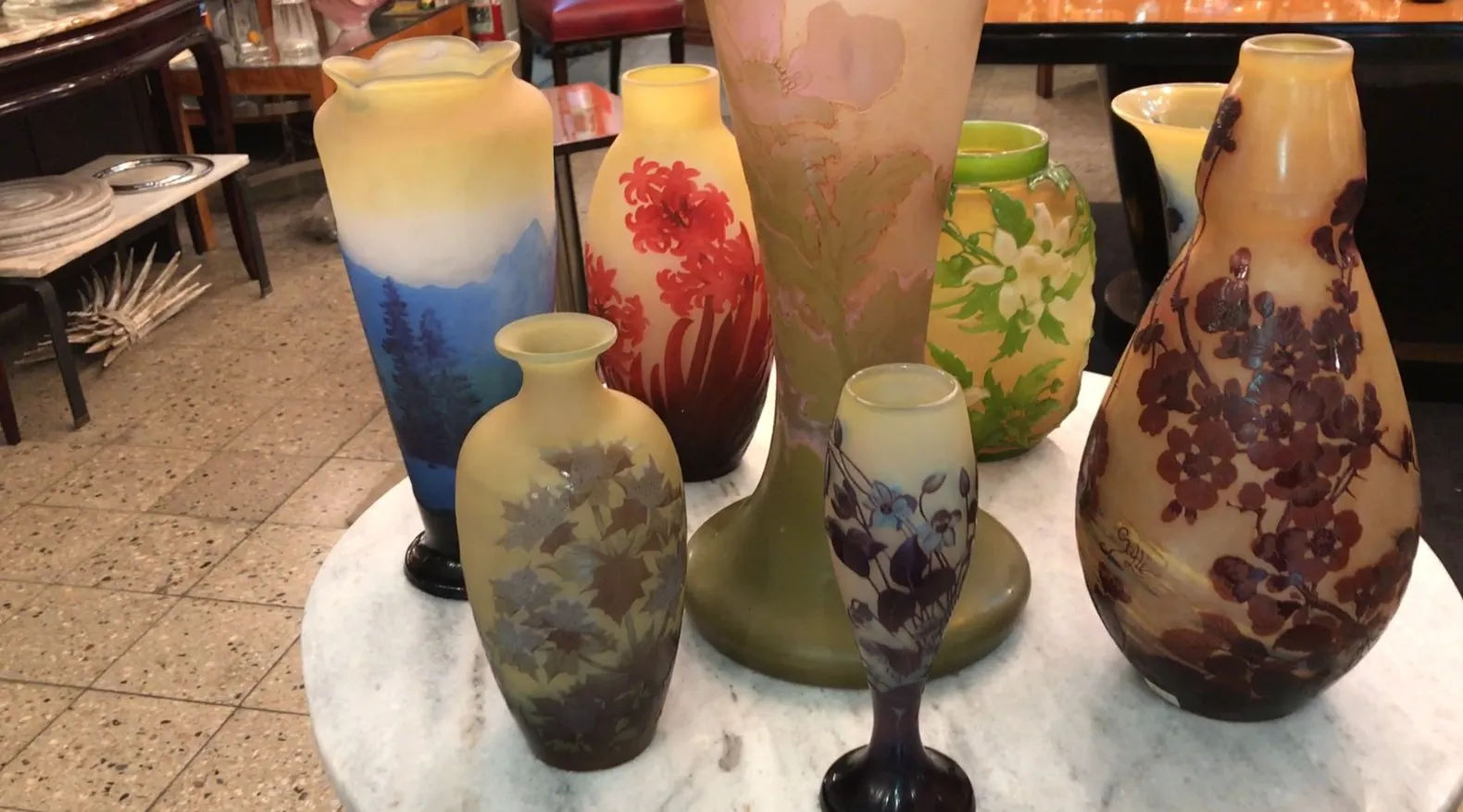 collection d'antiquités avec verre signé Gallé de différentes couleurs et formes.