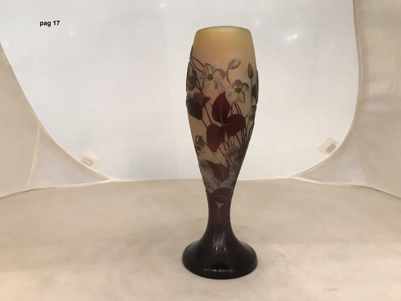 Signiertes Glas Gallé mit floralem Design und dunklem Fuß