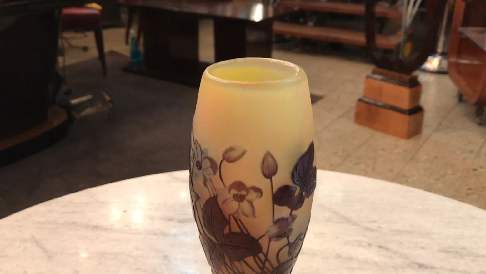 Verre signé Gallé avec motif floral dans un cadre élégant