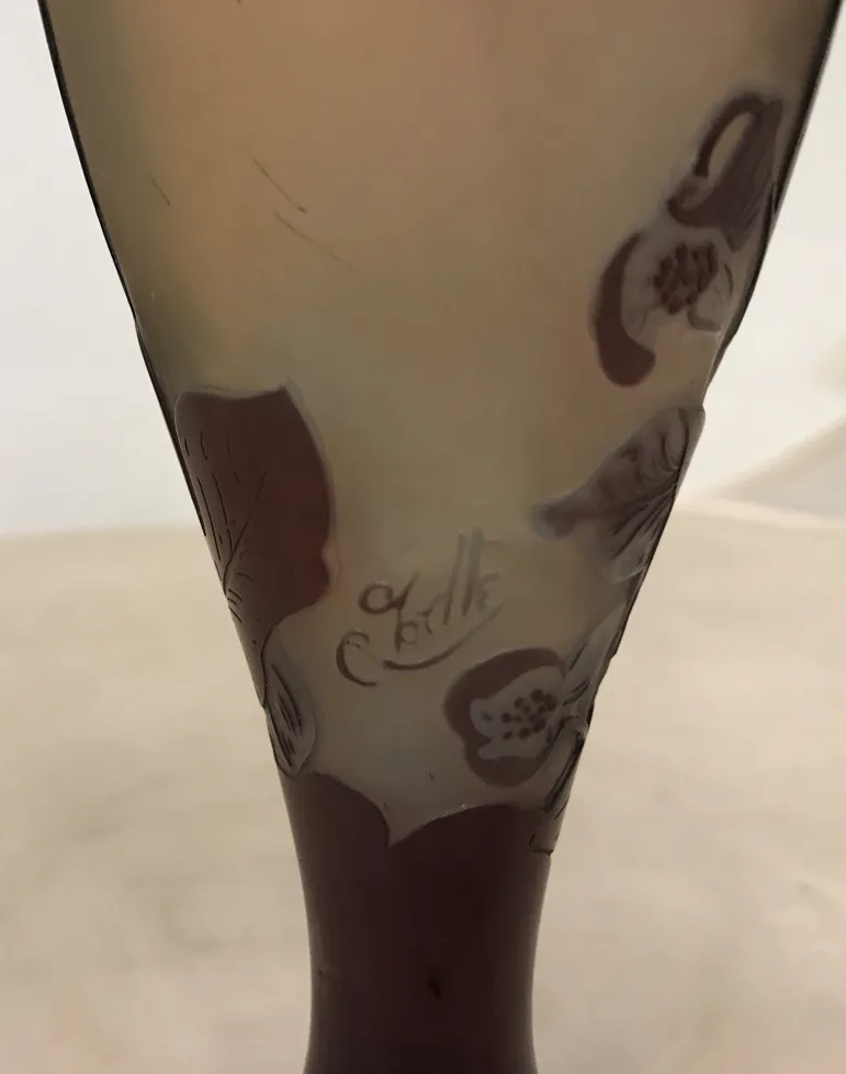 signiertes glas gallé mit floralem design und sichtbarer signatur