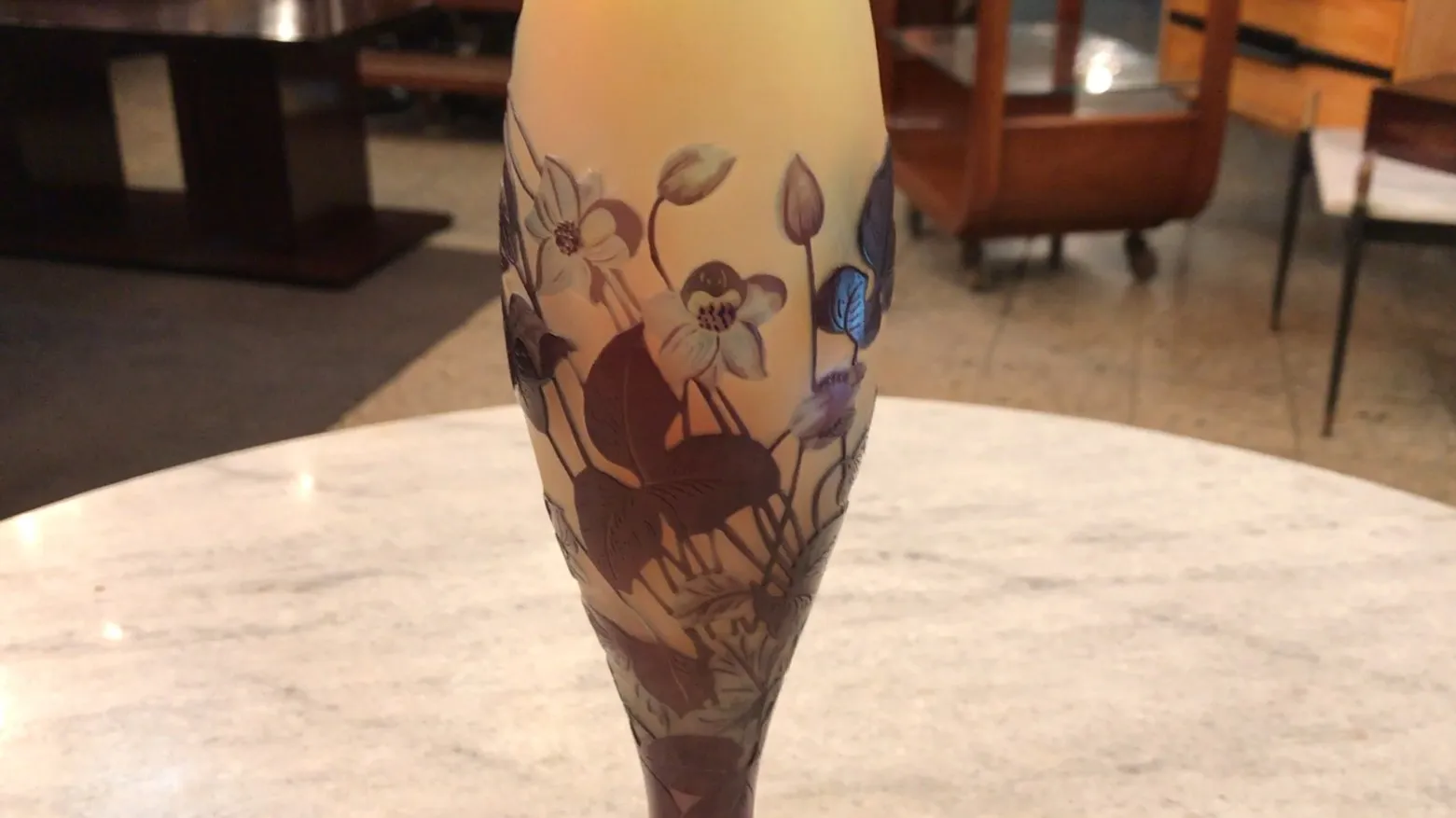 Verre signé Gallé ancien avec motif floral, cadre élégant.