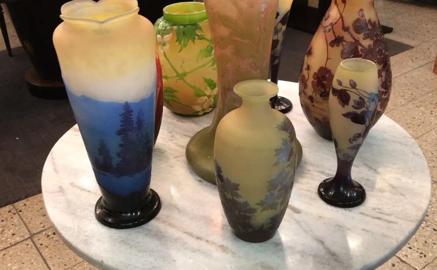 Vidrio firmado Gallé con diseño floral antiguo en mesa