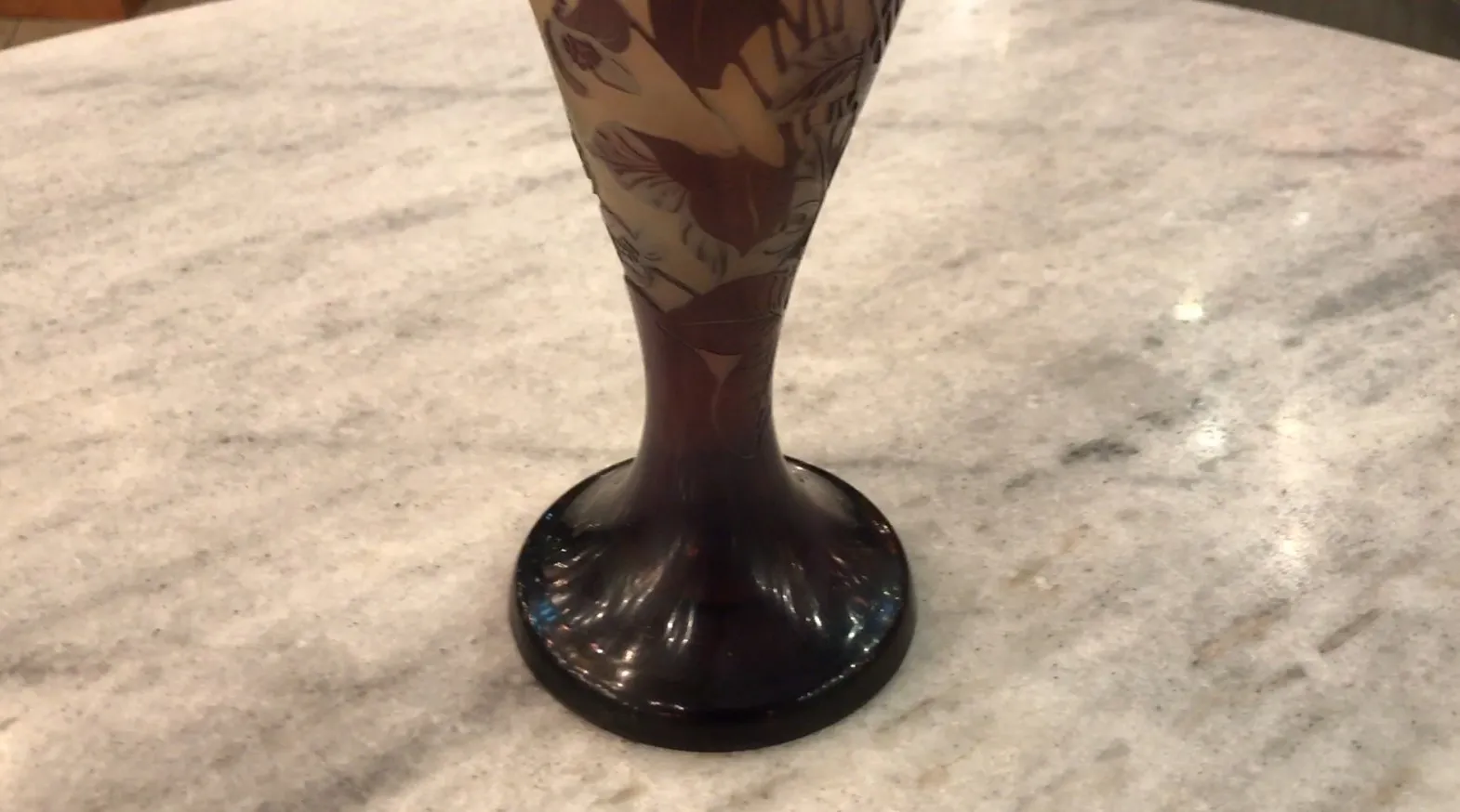 Vidrio firmado Gallé con diseño elegante en ambiente antiguo.