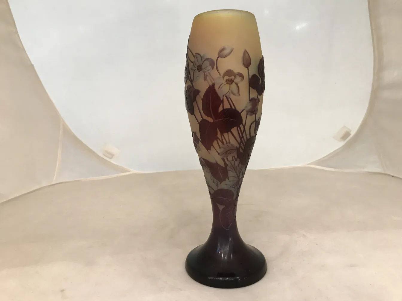 Vidro assinado Gallé com design floral suave