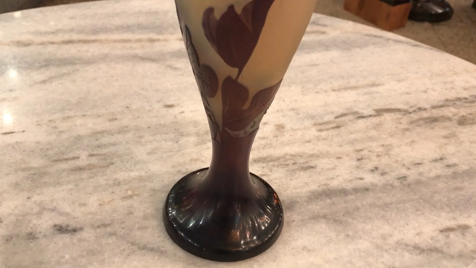 Vidro antigo assinado de Gallé com desenho floral em tons de marrom e amarelo.