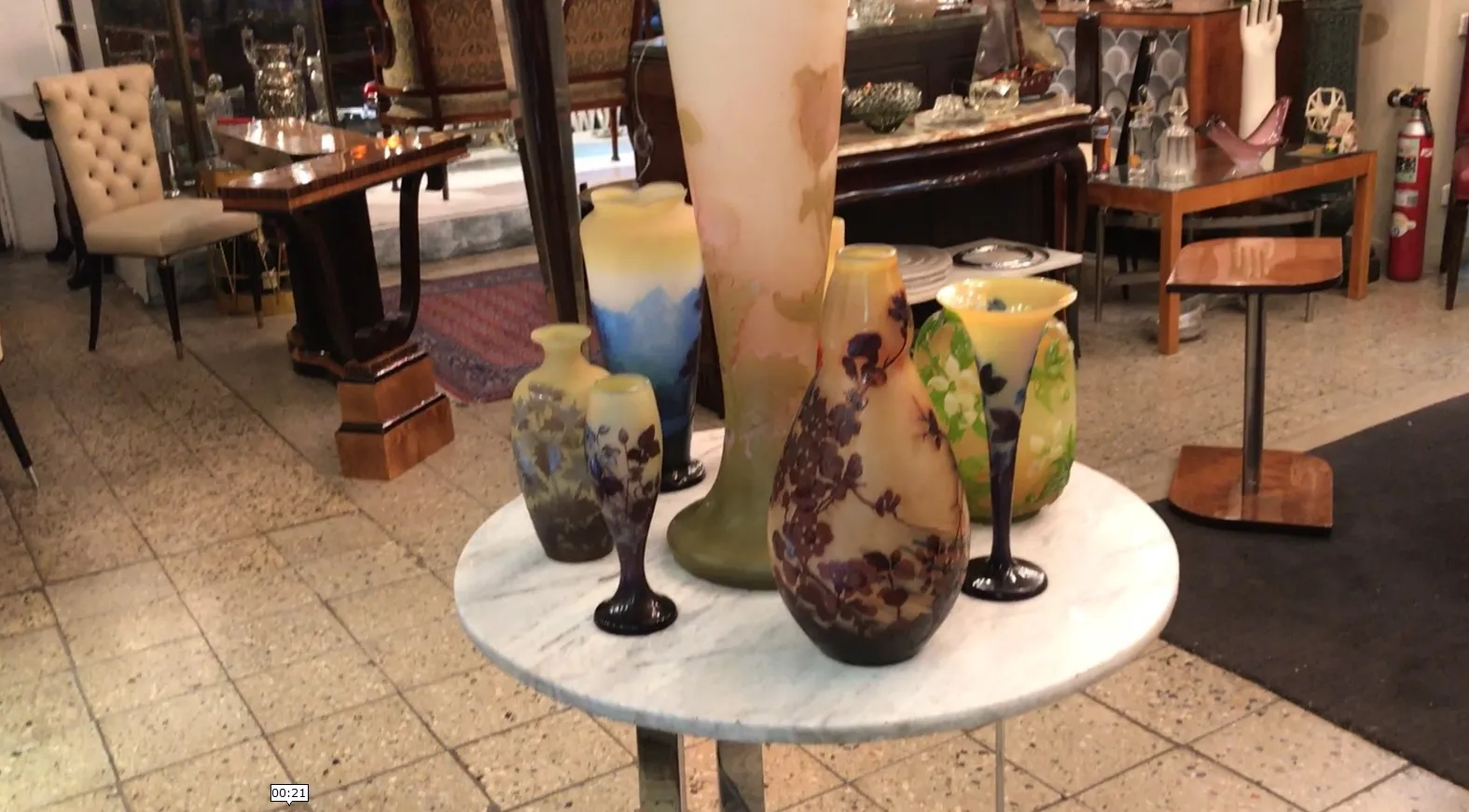 Ensemble de verre signé Gallé sur une table ancienne, décoratif