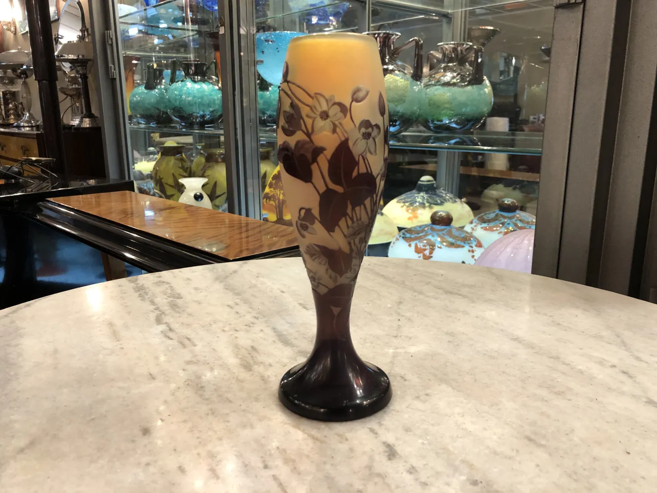 vidrio firmado gallé con decoración floral, ambiente antiguo