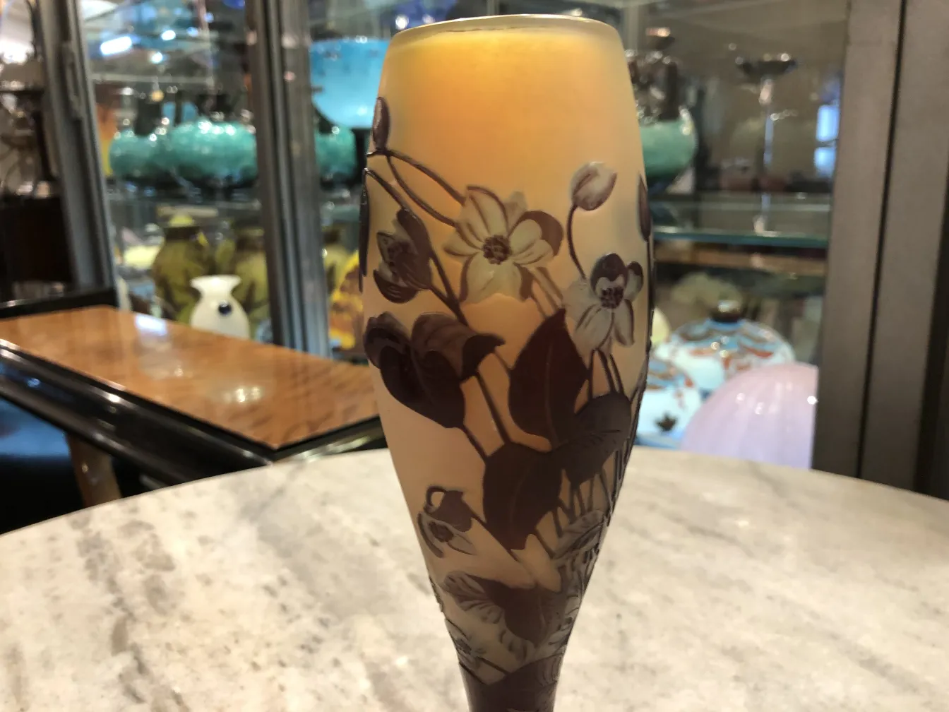 signiertes glas gallé mit blumenmuster, hintergrund antikenausstellung