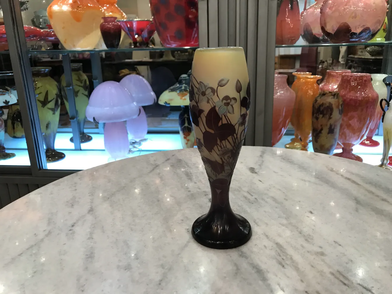 Base ronde avec des décorations florales sur le verre signé Gallé