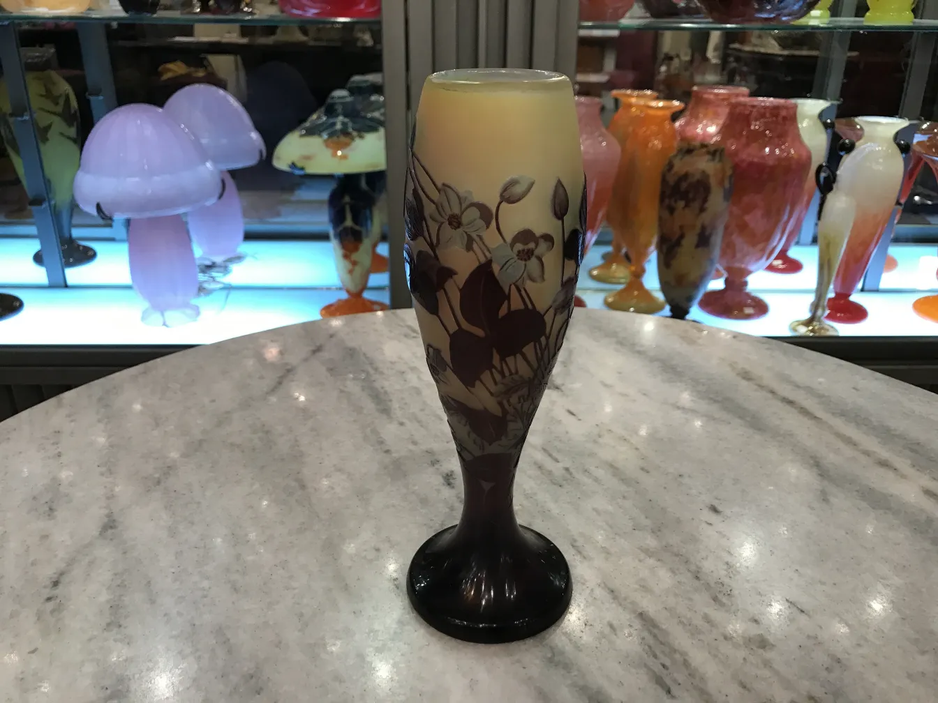 Antikes signiertes Glas Gallé mit erhöhtem Blumendesign