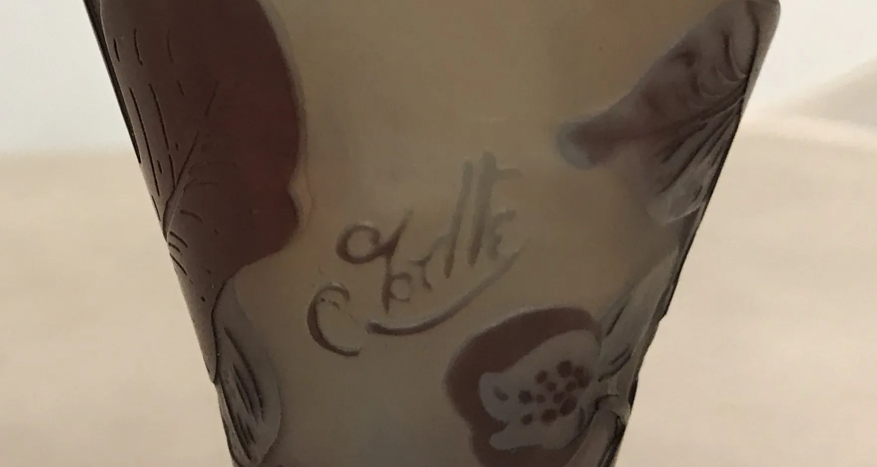 Vidro assinado Gallé com design floral antigo, detalhes intrincados.