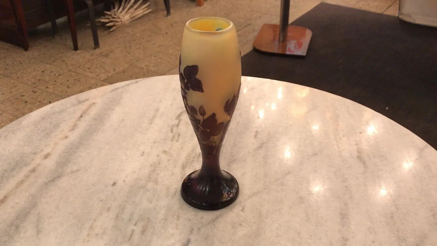 Antikes signiertes Glas Gallé mit floralem Design