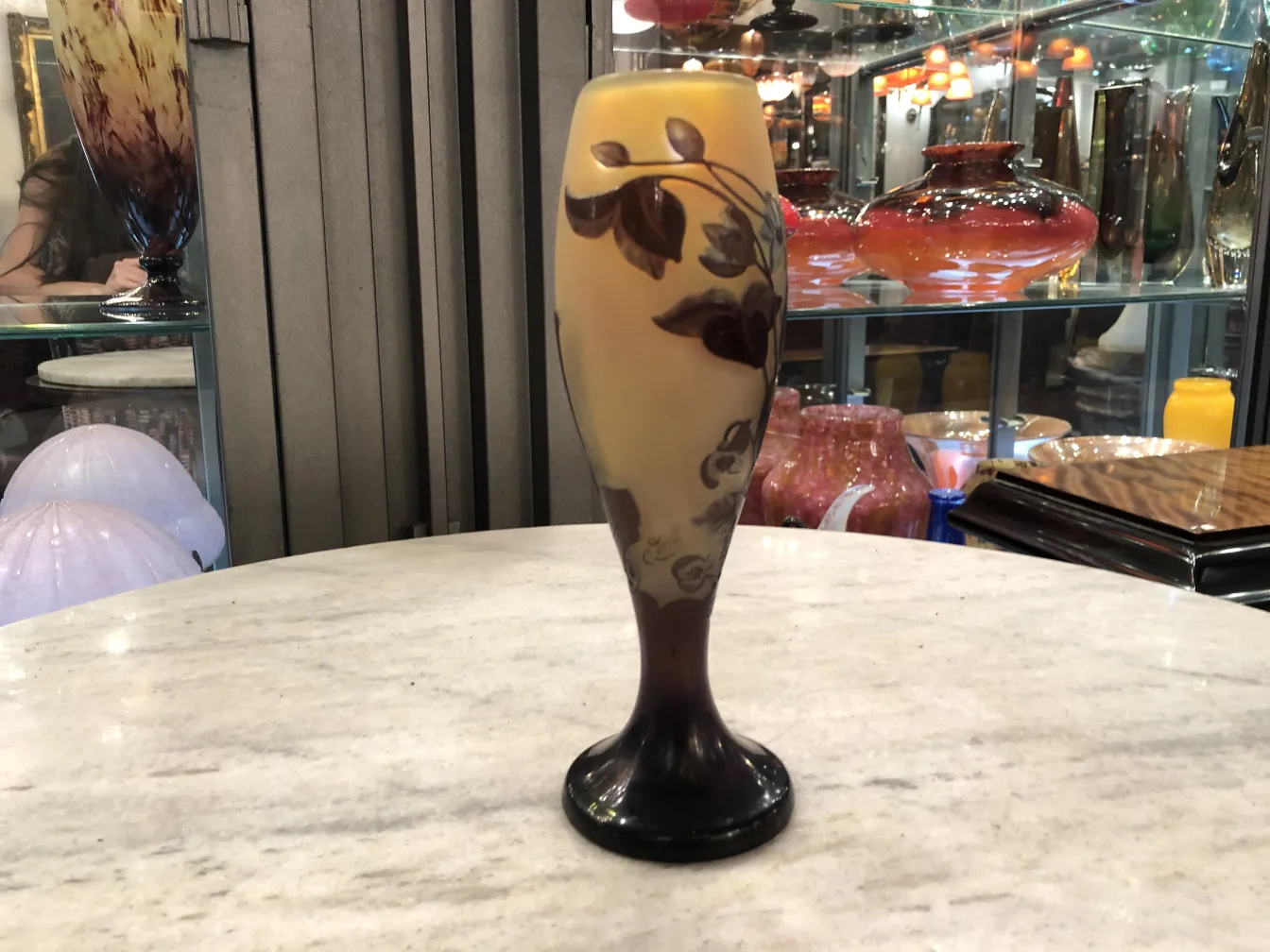 Vaso antigo de vidro assinado Gallé com design floral, decorativo.