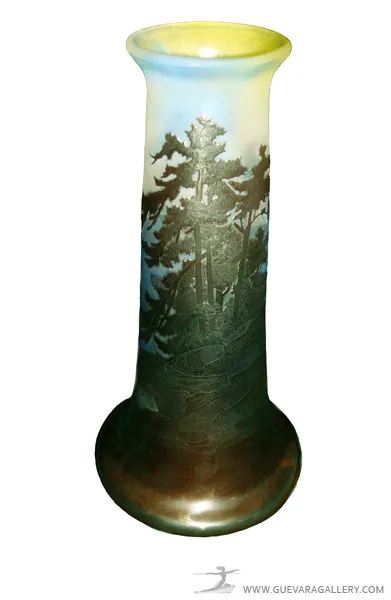 Vaso antiguo firmado Gallé con paisajes y detalles.