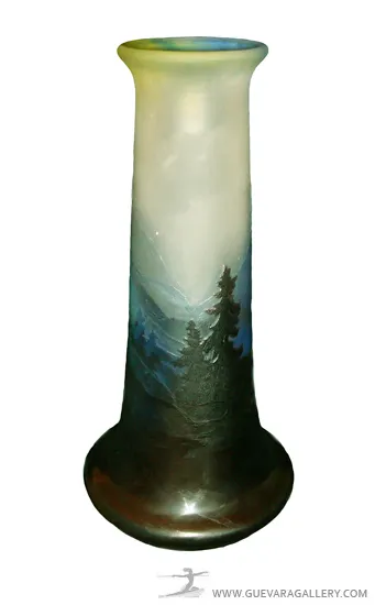 Vaso antiguo con paisajes dibujados, firma Gallé visible.