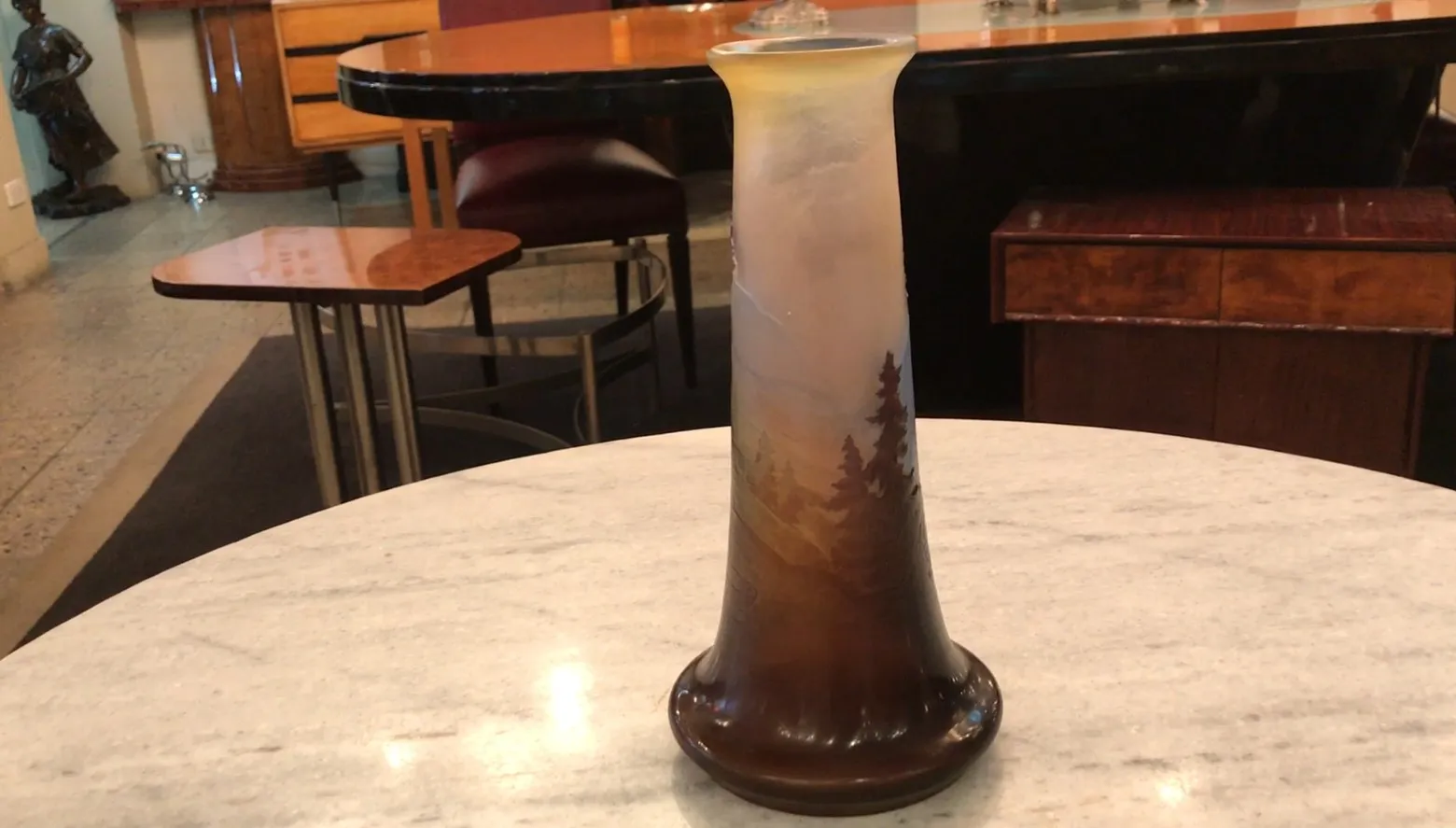 고대 서명된 유리잔(Gallé) 나무 경치