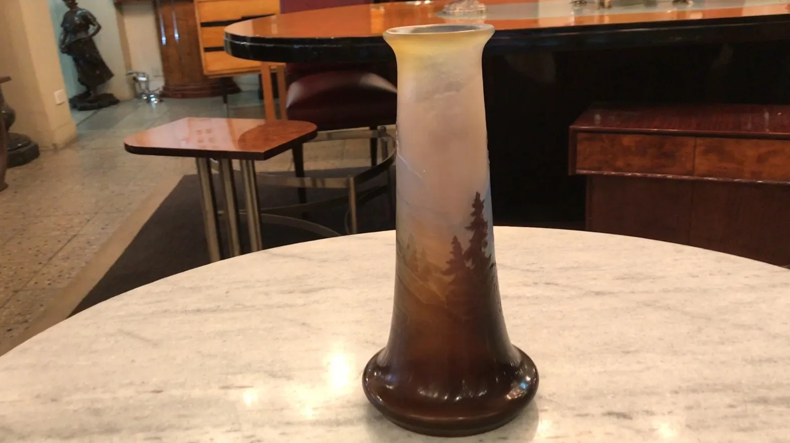 Vaso antico firmato Gallé con dettagli paesaggistici e colori sfumati