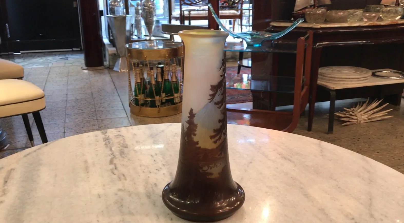 Antike Vase mit gemalter Landschaft, signiertes Glas Gallé.