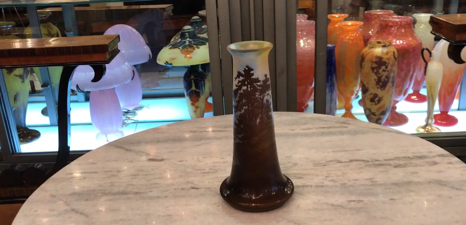 Verre signé Gallé avec motif de forêt, pièce décorative antique en vitrine