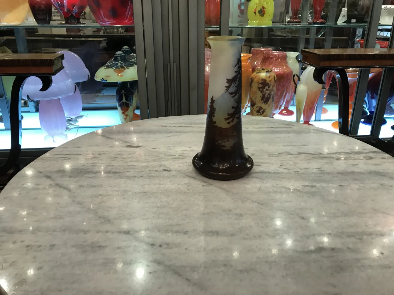 Verre signé Gallé ancien avec décoration paysagère, artisanat élégant